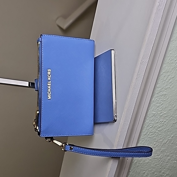 Michael Kors Periwinkle Saffiano Leather Double Zip Phone Wristlet/Wallet EUC - Picture 1 of 16